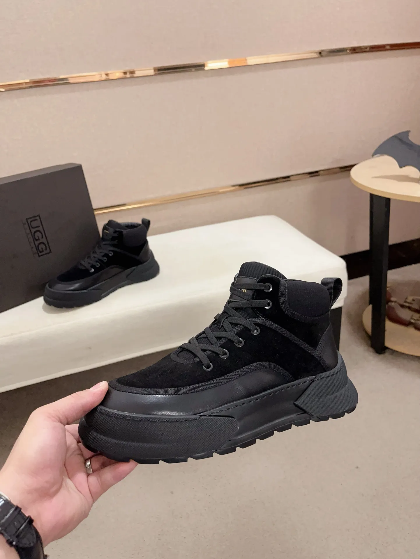 Factory Price: 380 Men's Men's Shoes💰North American Men's Shoes Ugg ☃️In the special sale of new high-quality men's shoes and snow boots in autumn and winter, the nemesis of extreme cold weather! Made of cowhide leather, merino wool lining, and original outsole, whether driving, outdoor or daily wear, there is always one that suits you! Code number 39-44